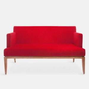 Lara 655 divano, Solido divano con base in legno di faggio