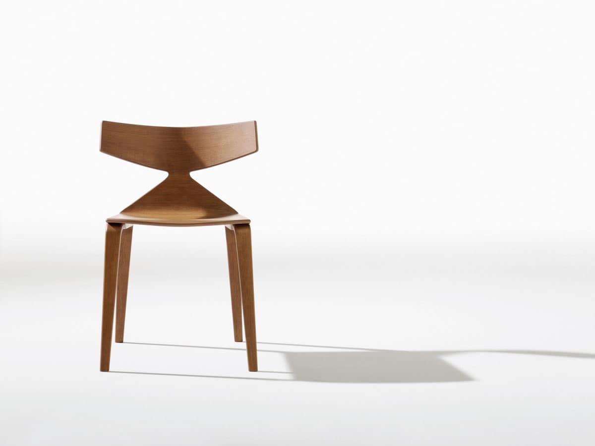 Sedia design con struttura in legno, linee dinamiche