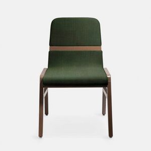 Aura sedia, Robusta sedia in legno con morbido schienale leggermente inclinato