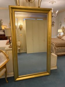 Adesivo Specchio reale con cornice dorata in interni di lusso 