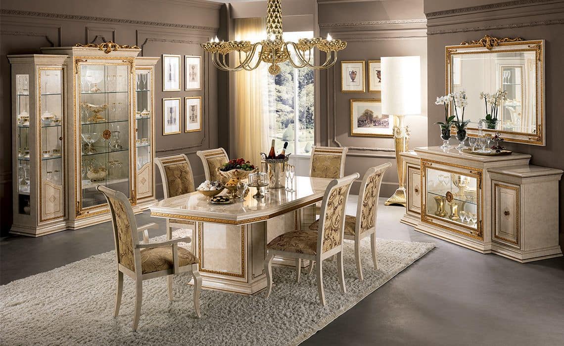 Sala da pranzo classica di lusso, con tavolo, sedie e vetrina